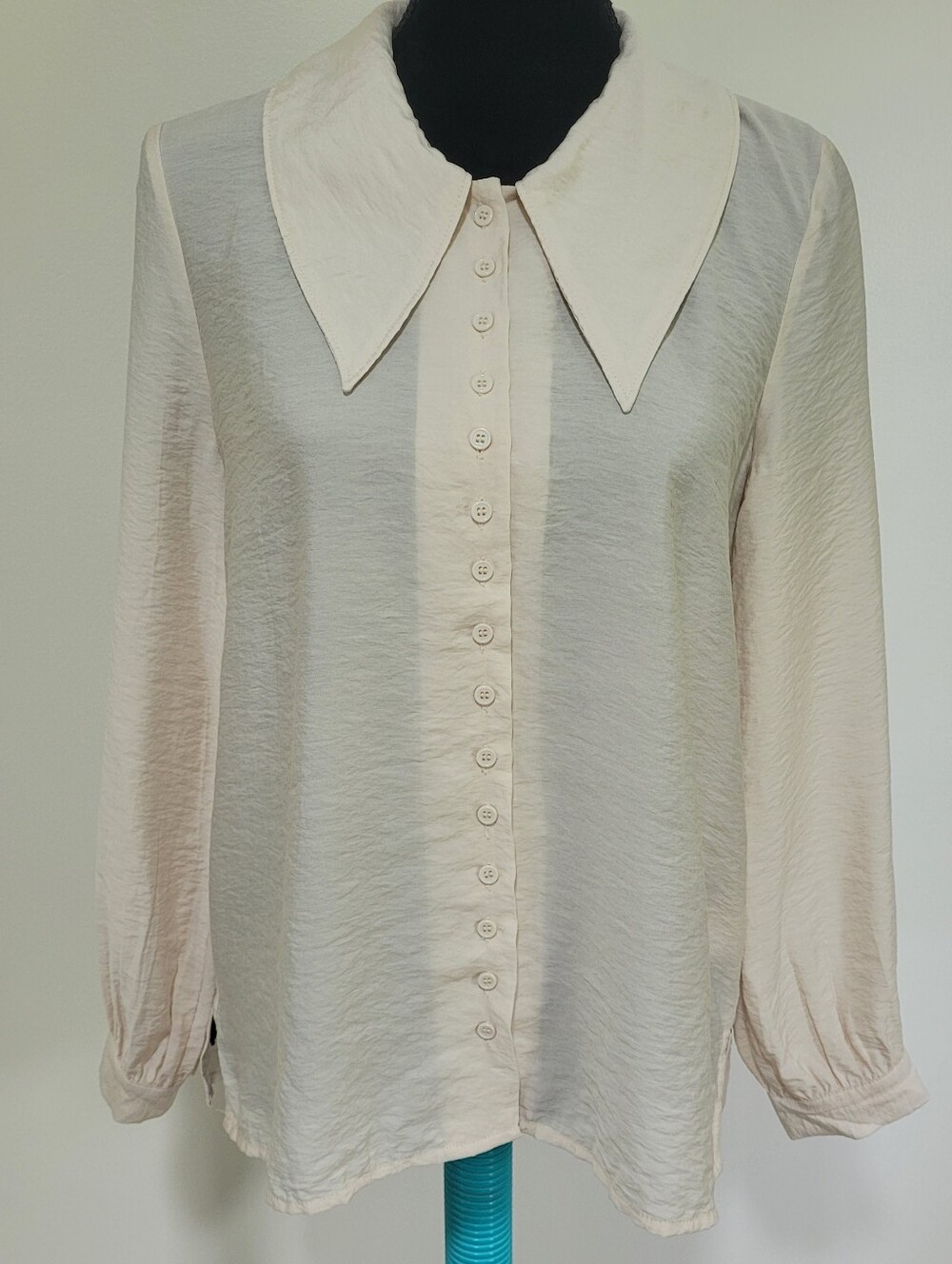 Urban Outfitters Women's Cream Button-Front Point Collar Blouse Small Romantic
